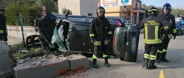 Viale Isonzo, Panda contro muretto: un ferito