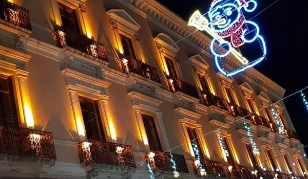 In centro tanti cittadini a passeggio e per shopping