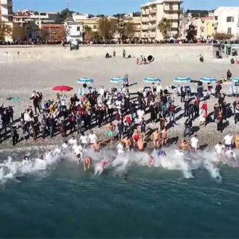 Festa solidale per il Tuffo di Capodanno 2023 - VIDEO
