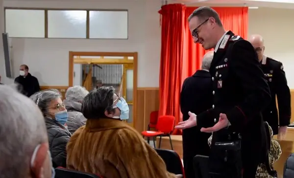 Carabinieri spiegano agli anziani come riconoscere i truffatori