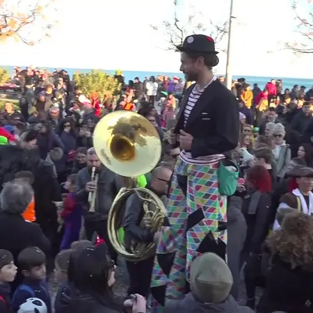 Carnevale, tanta gente in attesa dei carri - VIDEO