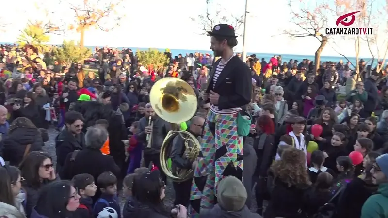 Carnevale, tanta gente in attesa dei carri - VIDEO