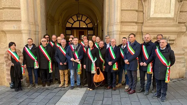 Autonomia differenziata, sindaci in Piazza Prefettura