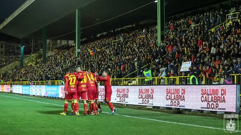 Catanzaro vede la B: rimonta con slancio sull'Avellino (4-1) - VIDEO