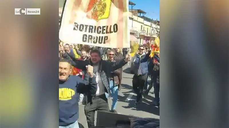 Calcio, 'blocco' pacifico dei tifosi al pullman del Catanzaro - VIDEO