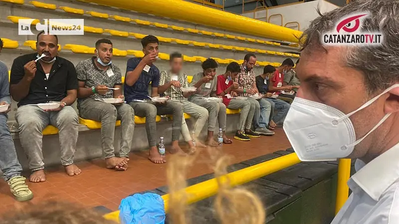 MIGRANTI, PAROLE E FATTI - I due progetti dell'amministrazione Fiorita