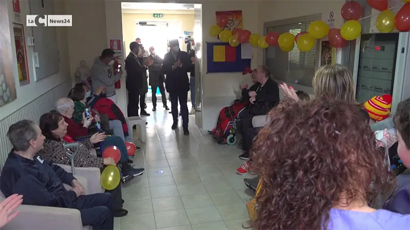 S. Vitaliano, festa tra i pazienti per l'arrivo dei giallorossi - VIDEO
