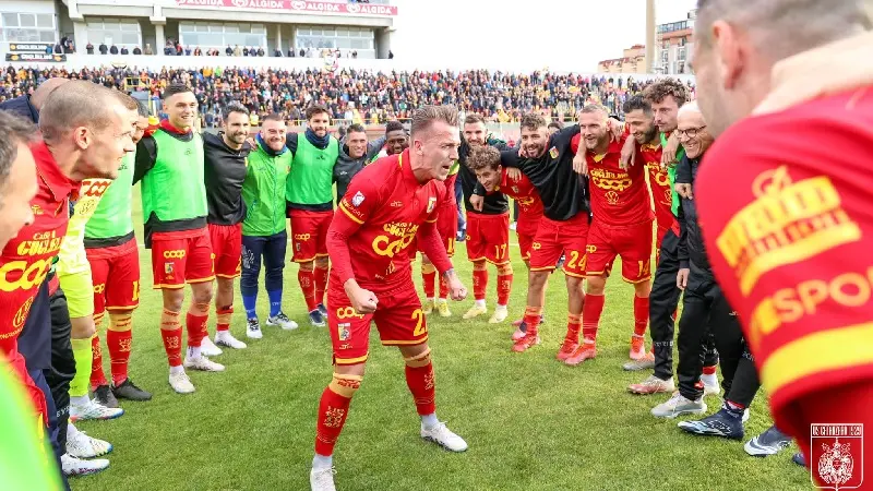 Catanzaro, 2-1 alla Feralpi in Coppa, poi sfilata su bus in città -VIDEO