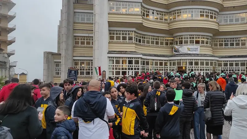 Tra nebbia e allegria l'accoglienza agli ospiti delle Convittiadi