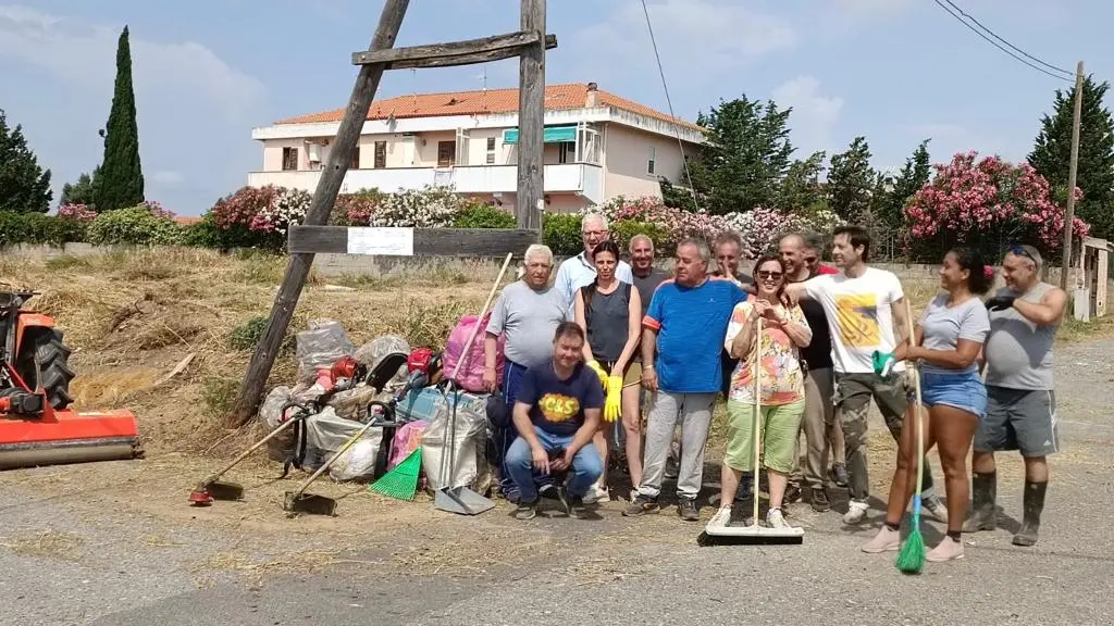 Tiriolello, i residenti riuniti in comitato provvedono alle pulizie