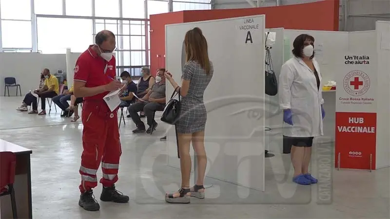 Cambia orario hub Magna Graecia: vaccini dalle ore 17 alle 23 (VIDEO)