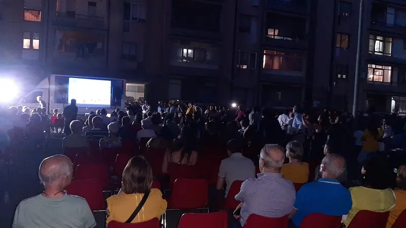 Cinema ad Aranceto: gli 'Schermi' in piazza illuminano le coscienze