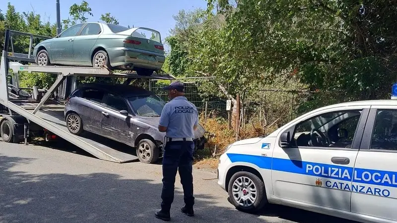 Rimossi trenta veicoli abbandonati tra Centro storico e Lido