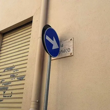 Via Monaco, cercasi genio del segnale stradale