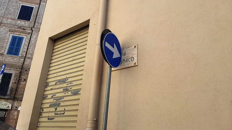 Via Monaco, cercasi genio del segnale stradale