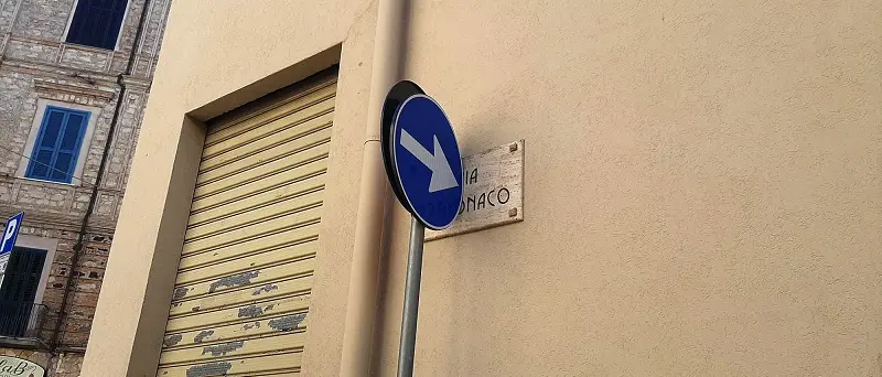 Via Monaco, cercasi genio del segnale stradale