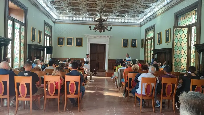 Parisi: \"L' isola pedonale è ben altro che due transenne\"