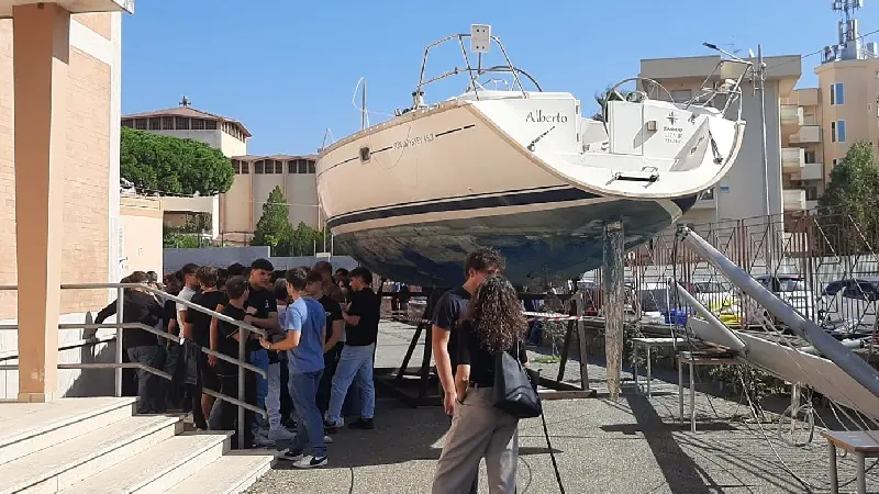 Confiscata agli scafisti diventa barca-scuola per il Nautico Petrucci
