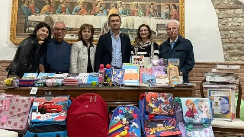 Zaino sospeso, materiale scolastico alla Chiesa del Monte