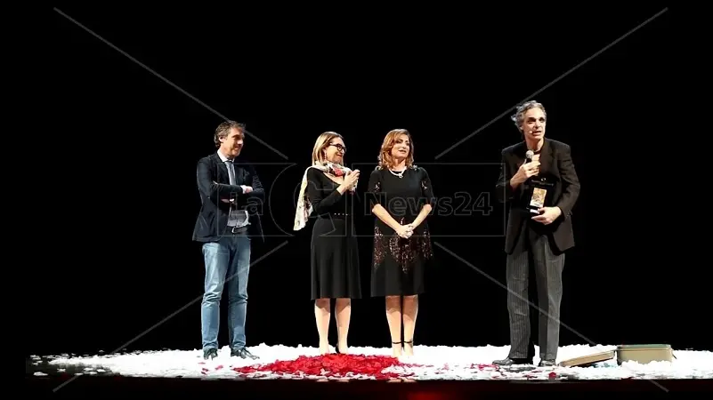 Colella, la prima nel 'suo' Politeama è da standing ovation