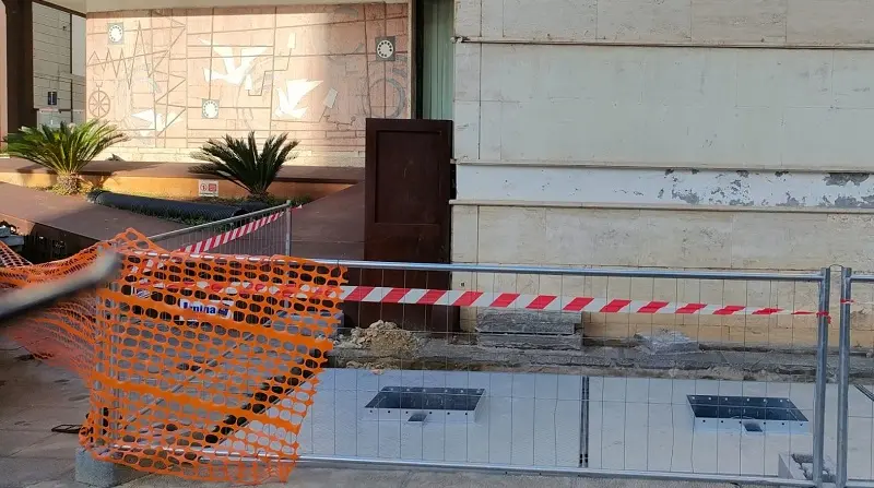 \"Isola ecologica (rifiuti) davanti al Mural di Rotella in Centro città\"