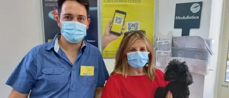 Andali, una donna assicura il suo cane alle Poste
