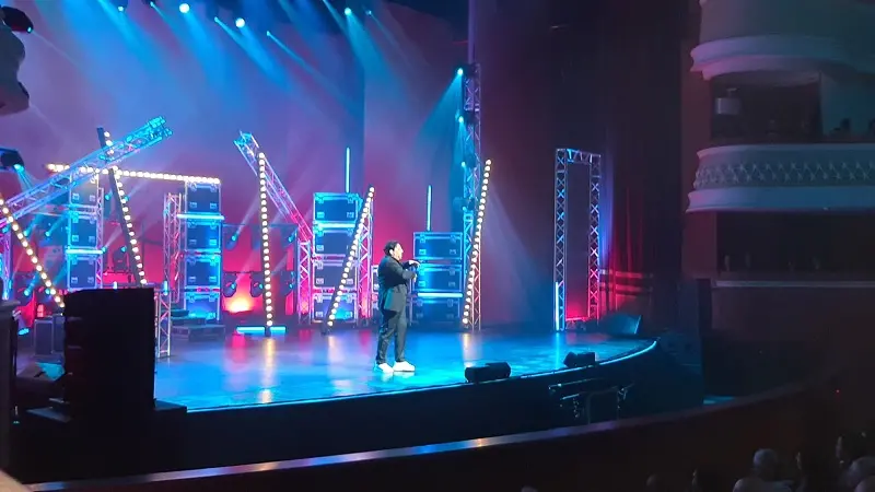 Brignano sempre molto bravo, ma stavolta poco rispettoso