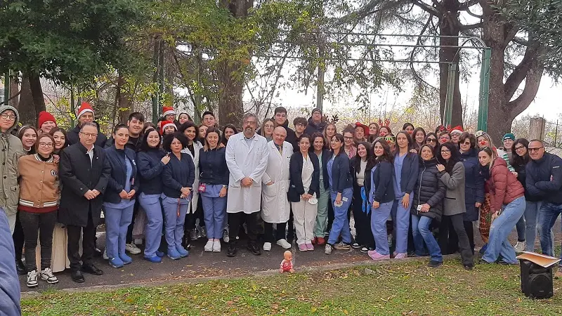 Recital dal cortile dell'ospedale: \"Prof, è per te!\" - VIDEO