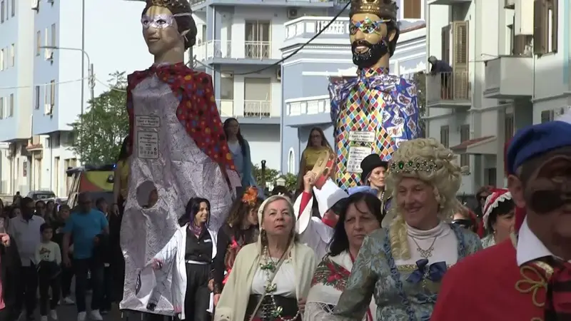Colori ed allegria per il raduno Primavera in maschera - VIDEO
