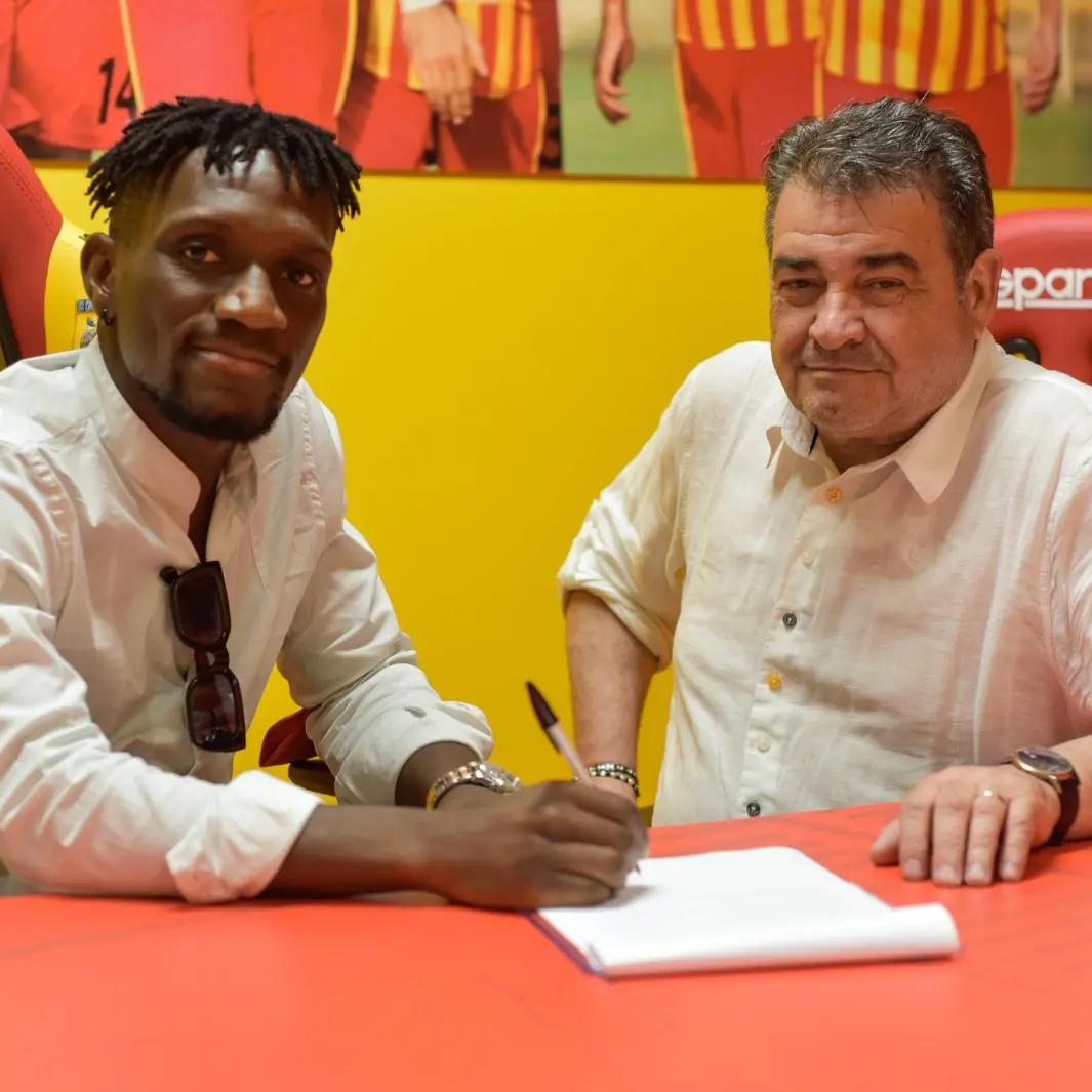 Calcio, il Catanzaro ufficializza bomber Bombagi e Welbeck - VIDEO