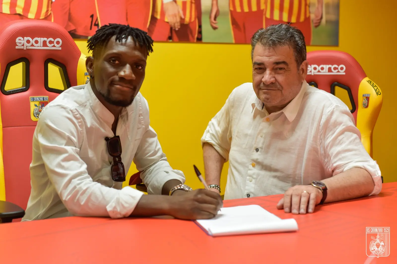 Calcio, il Catanzaro ufficializza bomber Bombagi e Welbeck - VIDEO