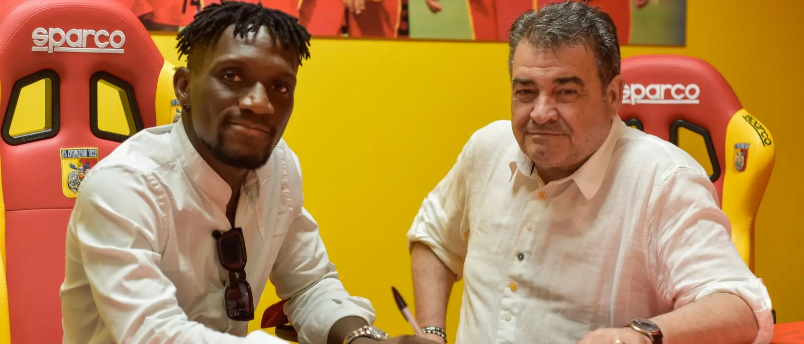 Calcio, il Catanzaro ufficializza bomber Bombagi e Welbeck - VIDEO