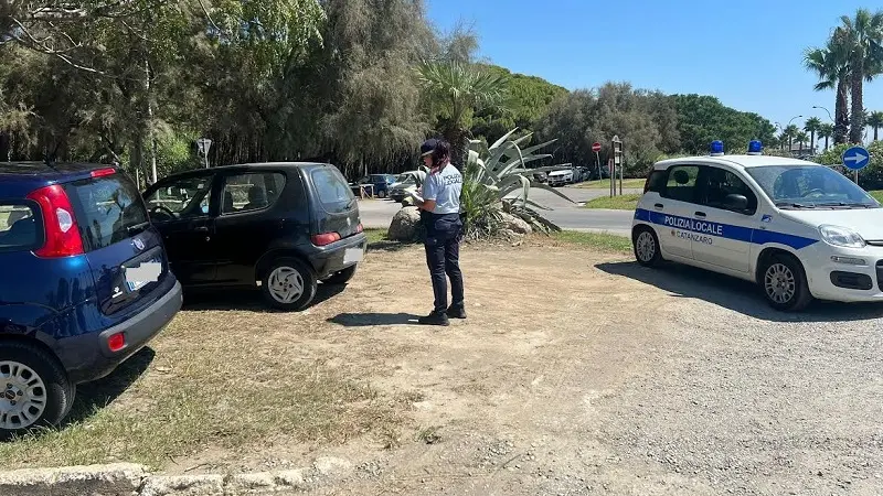 Giovino, parcheggi selvaggi: multe alle auto sulle aiuole