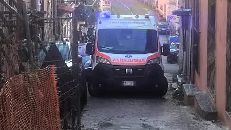 Via Gradoni Giglio, ambulanza bloccata dalla 'gabbia' di impalcature