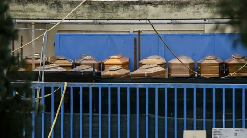 Cimitero Lido: la vergogna dei feretri in accatastati