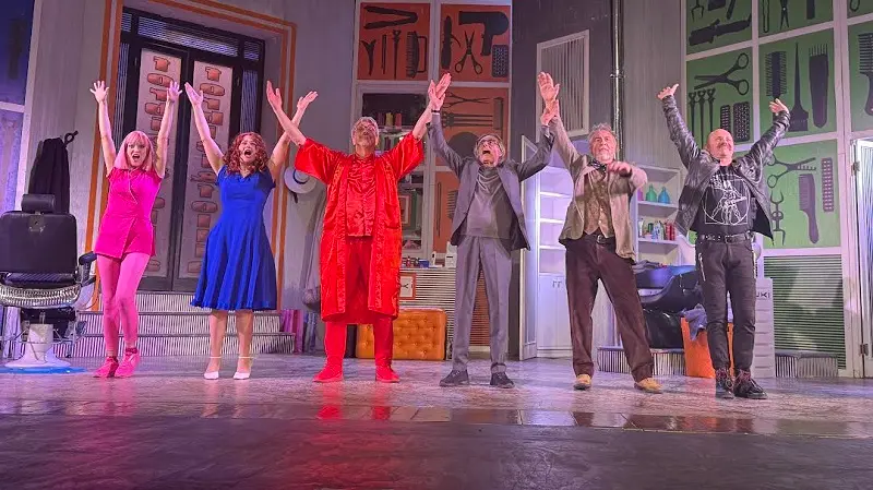 Risate e complicità del pubblico davanti al crimine di \"Forbici&Follia\"