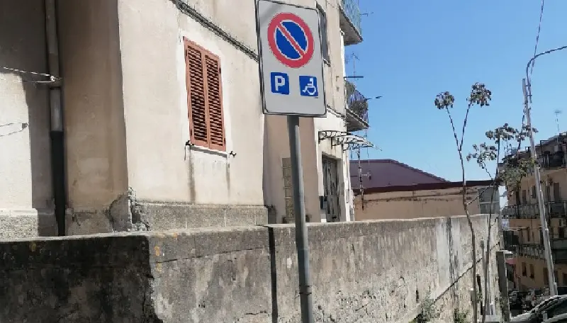 Disabili, \"una piazzola per due\" in Discesa Stazione