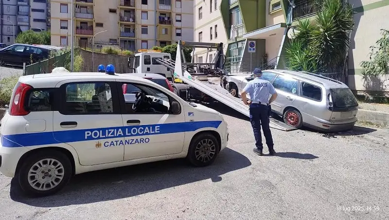 Bonifica veicoli abbandonati: in luglio rimosse trenta carcasse