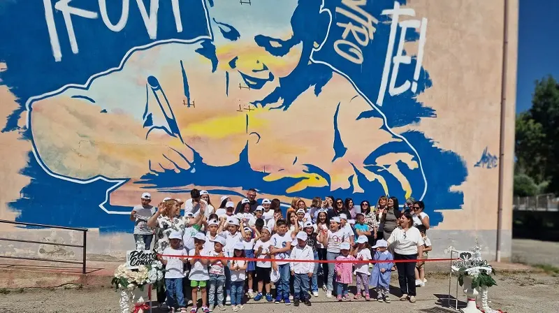 Murales \"LegaliTiamo\" sulla parete della scuola di Corvo