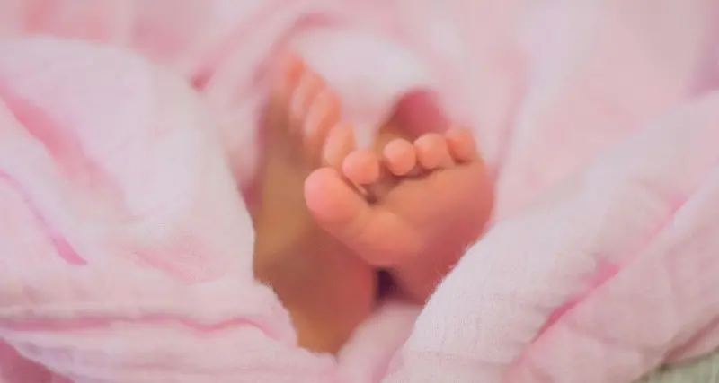 Bimba partorita nel water salvata dai soccorritori\n