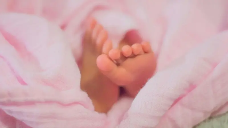 Parto in spiaggia: il Collettivo Aurora contro i pregiudizi-stampa