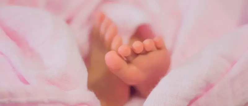 Bimba partorita nel water salvata dai soccorritori\n