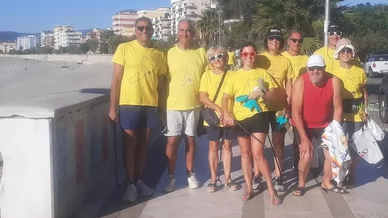 Gli amici del nuoto si dedicano alla pulizia del mare