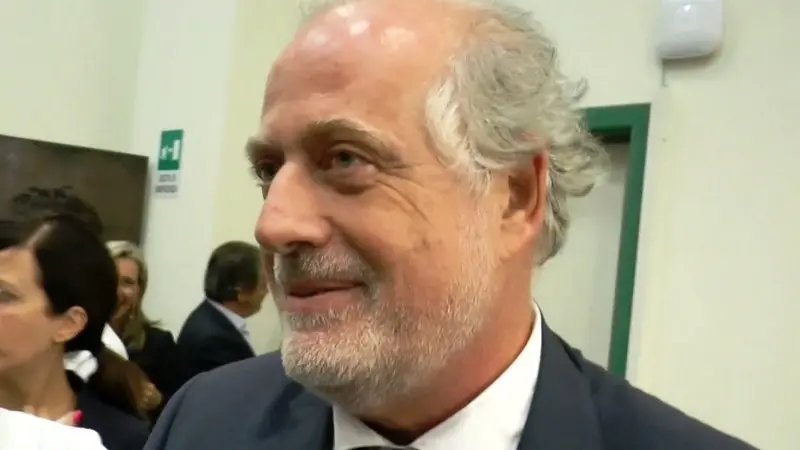 \"Magnifico, che fine ha fatto il corso di Lingue interateneo UMG?\"