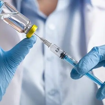 Influenza, già 2 milioni di italiani a letto. Il Covid colpisce gli anziani. «Vaccinatevi»