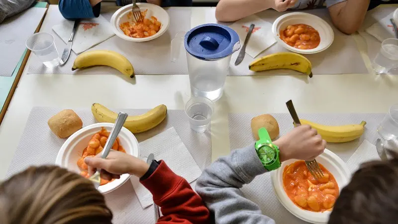 Bambini della Scuola Marie Curie, mangiano alla mensa scolastica con il pranzo di Milano Ristorazione (Luca Matarazzo, Milano - 2015-03-26) p.s. la foto e\\' utilizzabile nel rispetto del contesto in cui e\\' stata scattata, e senza intento diffamatorio del decoro delle persone rappresentate , FOTOGRAMMA