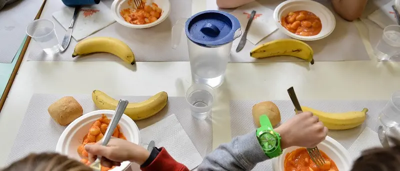 Mense scolastiche, coro di proteste: \"Pasti in ritardo, bambini affamati\"