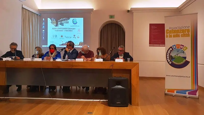 Dal Medioevo ad oggi: quando il poeta è innamorato della città