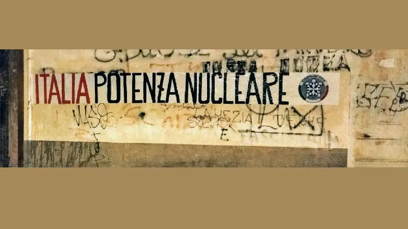 Striscioni Casapound per l'indipendenza energetica nucleare