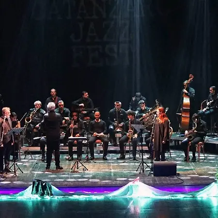 Come un pozzo vuoto: una cruda storia di violenza al Politeama